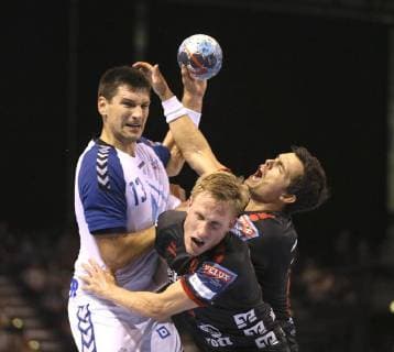 Foto : Torwurf von Zagrebs Ivan Srsen gegen die Flensburger Magnus Joendal und Rasmus Lauge Handball Herren 1. Bundesliga am Mi. 19.09.2018 Flensburg - HC Zagreb
