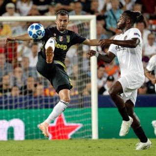 Juventus Italian defender Leonardo Bonucci (L) and Valencia s Belgian striker Michy Batshuayi (L) vie for the ball during the UEFA Champions League first round groups phase match between Valencia CF and Juventus, at the Mestalla stadium, in Valencia, Valencian Community, Spain, 19 September 2018. Valencia FC vs. Juventus !ACHTUNG: NUR REDAKTIONELLE NUTZUNG!  Copyright: xJuanxCarlosxCardenasx VAL05 20180919-636729910204976648