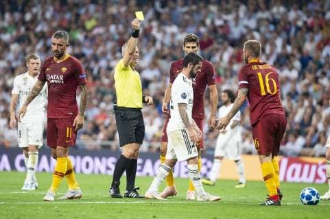 Real Madrid Francisco Alarcon Isco and A.S. Roma Daniele De Rossi during UEFA Champions League match between Real Madrid and A.S.Roma at Santiago Bernabeu Stadium in Madrid, Spain. September 19, 2018.  (3266028)
