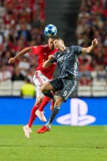 Lissabon, Portugal 19.09.2018, UEFA Champions League - 2018 19 Season, Gruppenphase - Gruppe E - 1. Spieltag, Benfica Lissabon - FC Bayern Muenchen, Jardel (Lissabon) und Robert Lewandowski (FCB) im Zweikampf ( DeFodi053