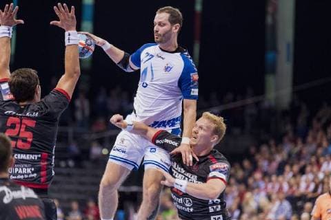 Rasmus Lauge (SG Flensburg-Handewitt) und Anders Zachariassen (SG Flensburg-Handewitt) gegen Damir Bicanic (HC PPD Zagreb) am 19.09.2018 in Flensburg (Schleswig-Holstein) in der Flens-Arena. SG Flensburg-Handewitt gegen HC PPD Zagreb Flensburg Schleswig-Holstein Deutschland