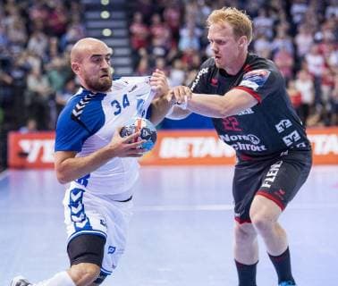 Arber Qerimi (HC PPD Zagreb) gegen Anders Zachariassen (SG Flensburg-Handewitt) am 19.09.2018 in Flensburg (Schleswig-Holstein) in der Flens-Arena. SG Flensburg-Handewitt gegen HC PPD Zagreb Flensburg Schleswig-Holstein Deutschland