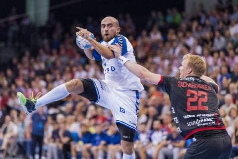 Arber Qerimi (HC PPD Zagreb) gegen Anders Zachariassen (SG Flensburg-Handewitt) am 19.09.2018 in Flensburg (Schleswig-Holstein) in der Flens-Arena. SG Flensburg-Handewitt gegen HC PPD Zagreb Flensburg Schleswig-Holstein Deutschland