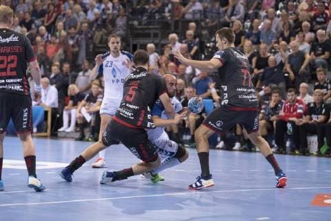 Simon Hald (SG Flensburg-Handewitt) und Magnus Rød (SG Flensburg-Handewitt) gegen Arber Qerimi (HC PPD Zagreb) am 19.09.2018 in Flensburg (Schleswig-Holstein) in der Flens-Arena. SG Flensburg-Handewitt gegen HC PPD Zagreb Flensburg Schleswig-Holstein Deutschland