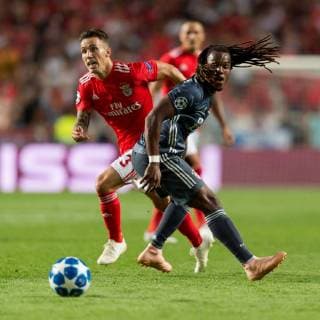Lissabon, Portugal 19.09.2018, UEFA Champions League - 2018 19 Season, Gruppenphase - Gruppe E - 1. Spieltag, Benfica Lissabon - FC Bayern Muenchen, Alejandro Grimaldo (Lissabon) und Renato Sanches (FCB) im Zweikampf ( DeFodi053