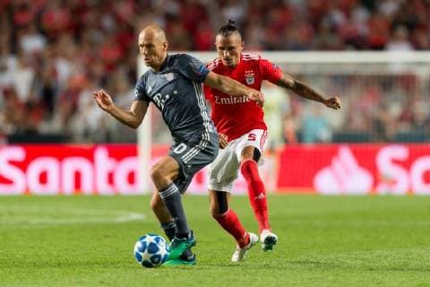 Lissabon, Portugal 19.09.2018, UEFA Champions League - 2018 19 Season, Gruppenphase - Gruppe E - 1. Spieltag, Benfica Lissabon - FC Bayern Muenchen, Arjen Robben (FCB) und Jonas (Lissabon) im Zweikampf ( DeFodi053