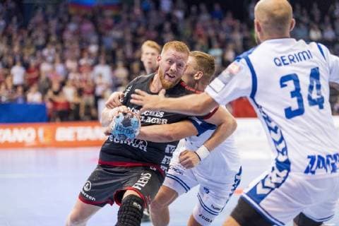 Jim Gottfridsson (SG Flensburg-Handewitt) gegen David Mandic (HC PPD Zagreb) und Arber Qerimi (HC PPD Zagreb) am 19.09.2018 in Flensburg (Schleswig-Holstein) in der Flens-Arena. SG Flensburg-Handewitt gegen HC PPD Zagreb Flensburg Schleswig-Holstein Deutschland