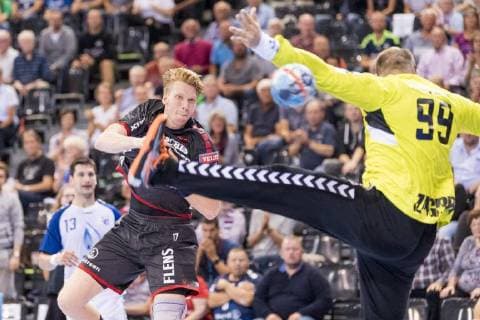 Simon Jeppsson (SG Flensburg-Handewitt) gegen Urh Kastelic (HC PPD Zagreb) am 19.09.2018 in Flensburg (Schleswig-Holstein) in der Flens-Arena. SG Flensburg-Handewitt gegen HC PPD Zagreb Flensburg Schleswig-Holstein Deutschland