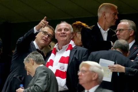 Stellv. Vorstandsvorsitzender. Jan-Christian Dreesen ( FC Bayern Muenchen ) rechts Praesident Uli Hoeness ( FC Bayern Muenchen ), Benfica Lissabon vs FC Bayern Muenchen , Fussball, Champions League Gruppenphase, 19.09.2018 Benfica Lissabon vs FC Bayern Muenchen vs , Fussball, Champions League Gruppenphase, 19.09.2018 Lissabon Copyright: xLanger Eibner-Pressefotox EP_HLR