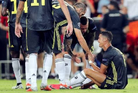 Juventus Portuguese striker Cristiano Ronaldo (R) reacts after getting expelled during the UEFA Champions League first round groups phase match between Valencia CF and Juventus, at the Mestalla stadium, in Valencia, Valencian Community, Spain, 19 September 2018. Valencia FC vs. Juventus !ACHTUNG: NUR REDAKTIONELLE NUTZUNG!  Copyright: xKaixForsterlingx VAL11 20180919-636729918855538525