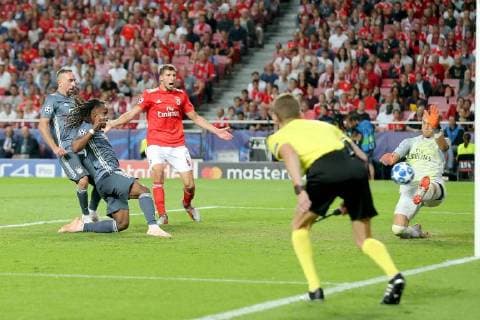 Renato Sanches (FC Bayern Muenchen 35) beim Torschuss zum 0:1, Benfica Lissabon vs FC Bayern Muenchen , Fussball, Champions League Gruppenphase, 19.09.2018 Benfica Lissabon vs FC Bayern Muenchen vs , Fussball, Champions League Gruppenphase, 19.09.2018 Lissabon Copyright: xLanger Eibner-Pressefotox EP_HLR