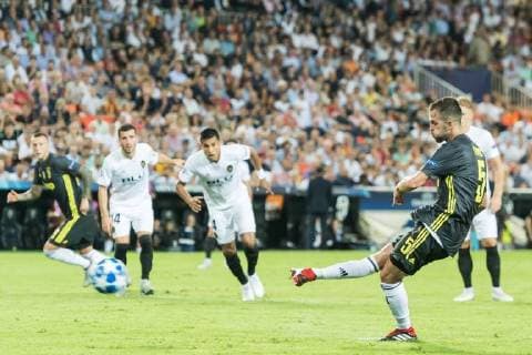 Miralem Pjanic of Juventus FC scores a penalty during the UEFA Champions League group H match between Valencia FC and Juventus FC at Estadi de Mestalla on September 19, 2018 in Valencia, Spain UEFA Champions League 2018 2019 xVIxVIxImagesx xGerritxvanxKeulenxIVx 12174421