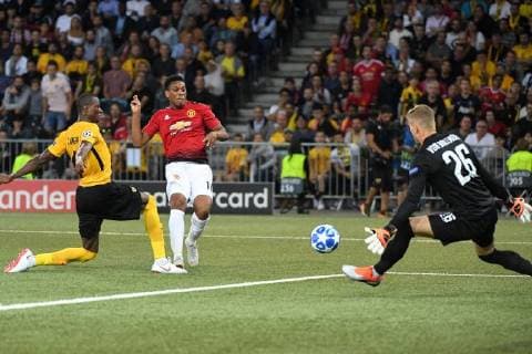Fussball UEFA Champions League - BSC Young Boys - Manchester United ManU FC Bern, Schweiz, 19.09.2018, Fussball UEFA Champions League, Saison 2018 2019, BSC Young Boys - Manchester United FC, Manchesters Anthony Martial (mitte) erzielt gegen YBs Torhüter David von Ballmoos den Treffer zum 0:3.