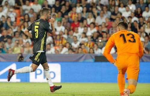 Juventus Bosnian midfielder Miralem Pjanic (L) jubilates the second goal during the UEFA Champions League first round groups phase match between Valencia CF and Juventus, at the Mestalla stadium, in Valencia, Valencian Community, Spain, 19 September 2018. Valencia FC vs. Juventus !ACHTUNG: NUR REDAKTIONELLE NUTZUNG!  Copyright: xJuanxCarlosxCardenasx VAL15 20180919-636729933531457831