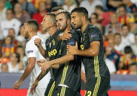 Juventus Bosnian midfielder Miralem Pjanic (2R) jubilates the second goal during the UEFA Champions League first round groups phase match between Valencia CF and Juventus, at the Mestalla stadium, in Valencia, Valencian Community, Spain, 19 September 2018. Valencia FC vs. Juventus !ACHTUNG: NUR REDAKTIONELLE NUTZUNG!  Copyright: xJuanxCarlosxCardenasx VAL16 20180919-636729933538957662