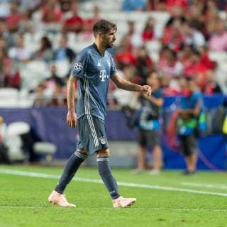Lissabon, Portugal 19.09.2018, UEFA Champions League - 2018 19 Season, Gruppenphase - Gruppe E - 1. Spieltag, Benfica Lissabon - FC Bayern Muenchen, Javi Martinez (FCB) muss verletzt vom platz ( DeFodi053