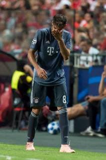 Lissabon, Portugal 19.09.2018, UEFA Champions League - 2018 19 Season, Gruppenphase - Gruppe E - 1. Spieltag, Benfica Lissabon - FC Bayern Muenchen, Javi Martinez (FCB) muss verletzt vom platz ( DeFodi053