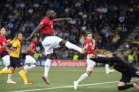 Fussball UEFA Champions League - BSC Young Boys - Manchester United ManU FC Bern, Schweiz, 19.09.2018, Fussball UEFA Champions League, Saison 2018 2019, BSC Young Boys - Manchester United FC, Manchesters Romelu Lukaku gegen YBs Torhüter David von Ballmoos (rechts).