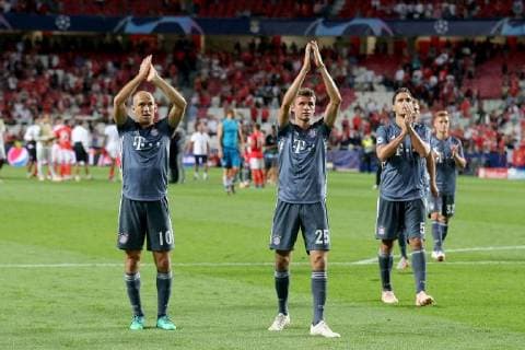 Arjen Robben (FC Bayern Muenchen 10) Thomas Mueller (FC Bayern Muenchen 25) Mats Hummels (FC Bayern Muenchen 5) bedanken sich bei den Fans, Benfica Lissabon vs FC Bayern Muenchen , Fussball, Champions League Gruppenphase, 19.09.2018 Benfica Lissabon vs FC Bayern Muenchen vs , Fussball, Champions League Gruppenphase, 19.09.2018 Lissabon Copyright: xLanger Eibner-Pressefotox EP_HLR