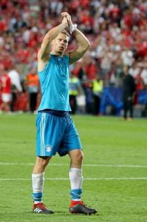 Torwart Manuel Neuer (FC Bayern Muenchen 1) bedankt sich bei den Fans, Benfica Lissabon vs FC Bayern Muenchen , Fussball, Champions League Gruppenphase, 19.09.2018 Benfica Lissabon vs FC Bayern Muenchen vs , Fussball, Champions League Gruppenphase, 19.09.2018 Lissabon Copyright: xLanger Eibner-Pressefotox EP_HLR