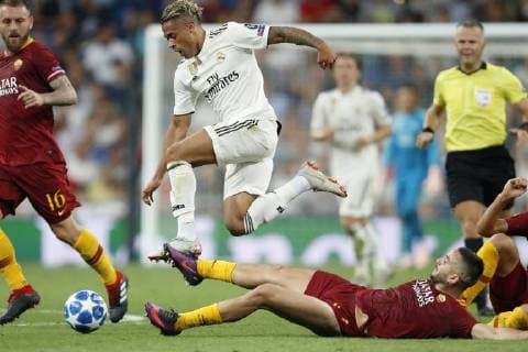 (L-R) Daniele De Rossi of AS Roma, Mariano Diaz of Real Madrid, Kostas Manolas of AS Roma, referee Bjorn Kuipers during the UEFA Champions League group G match between Real Madrid and AS Roma at the Santiago Bernabeu stadium on September 19, 2018 in Madrid, Spain UEFA Champions League 2018 2019 xVIxVIxImagesx xMauricexvanxSteenxIVx 12174792