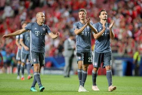 Arjen Robben (FC Bayern Muenchen 10) Thomas Mueller (FC Bayern Muenchen 25) Mats Hummels (FC Bayern Muenchen 5) auf dem weg zu den Fans, Benfica Lissabon vs FC Bayern Muenchen , Fussball, Champions League Gruppenphase, 19.09.2018 Benfica Lissabon vs FC Bayern Muenchen vs , Fussball, Champions League Gruppenphase, 19.09.2018 Lissabon Copyright: xLanger Eibner-Pressefotox EP_HLR