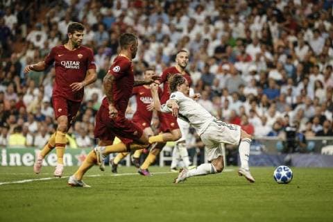 19th September 2018, Santiago Bernabeu, Madrid, Spain; UEFA Champions League football, Real Madrid versus AS Roma; Luka Modric (Real Madrid) tries to get to the crossed ball in the box  ActionPlus12063924 ShotxforxPress