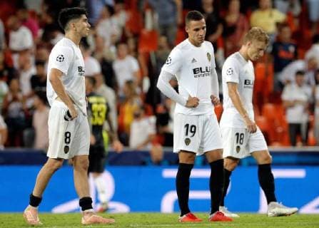 Valencia s players react after being defeated during the UEFA Champions League first round groups phase match between Valencia CF and Juventus, at the Mestalla stadium, in Valencia, Valencian Community, Spain, 19 September 2018. Valencia FC vs. Juventus !ACHTUNG: NUR REDAKTIONELLE NUTZUNG!  Copyright: xJuanxCarlosxCardenasx VAL27 20180919-636729973312837566