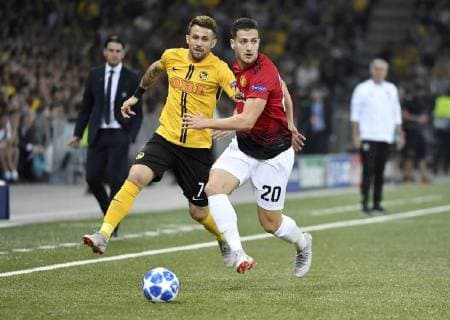 19.09.2018 Bern,Schweiz, Stade de Suisse,Fussball Herren Champions League,Saison 2018 2019 BSC Young Boys - Manchester United ManU Im Bild : 20 Diogo Dalot (Manchester) li.Miralem Sulejmani (YB) Aktion Zweikampf