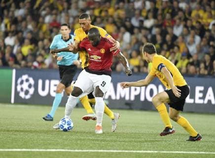 19.09.2018 Bern,Schweiz, Stade de Suisse,Fussball Herren Champions League,Saison 2018 2019 BSC Young Boys - Manchester United ManU Im Bild : Romelo Lukako (Manchester) gegen Guillaume Hoarau und Steve von Bergen beide (YB) Aktion