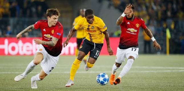 19.09.2018 Stade de Suisse Bern , SCHWEIZ , Saison 2018 2019 Herren Fussball UEFA Champions League Gruppenspiel BSC Young Boys Bern - Manchester United ManU Roger Assale (mitte, Young Boys) gegen Victor Lindelöf (li) und Fred (beide Manchester)