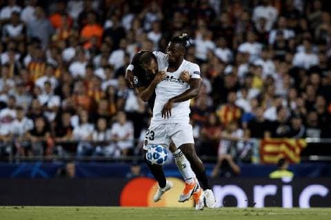 September 19, 2018 - Valencia, Valencia, Spain - Michy Batshuayi (R) of Valencia CF competes for the ball with Giorgio Chiellini of Juventus during the UEFA Champions League group H match between Valencia CF and Juventus at Mestalla on September 19, 2018 in Valencia, Spain Valencia v Juventus - UEFA Champions League  - ZUMAn230 20180919_zaa_n230_270 Copyright: xDavidxAliagax