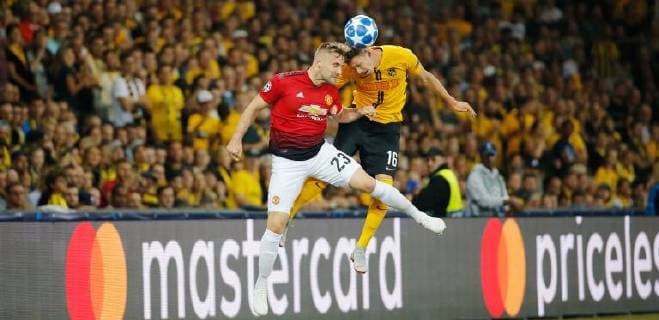 19.09.2018 Stade de Suisse Bern , SCHWEIZ , Saison 2018 2019 Herren Fussball UEFA Champions League Gruppenspiel BSC Young Boys Bern - Manchester United ManU Luke Shaw (li,Manchester) gegen Christian Fassnacht (Young Boys)