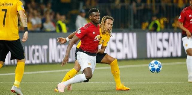 19.09.2018 Stade de Suisse Bern , SCHWEIZ , Saison 2018 2019 Herren Fussball UEFA Champions League Gruppenspiel BSC Young Boys Bern - Manchester United ManU Paul Pogba (li,Manchester) gegen Kevin Mbabu (Young Boys)