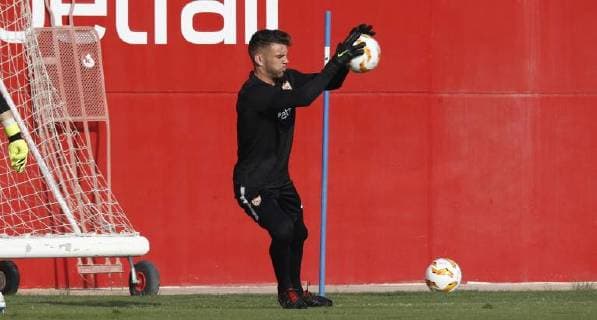 Entrenamiento del Sevilla. En la imagen, Juan Soriano. Sevilla training session. In this picture, Juan Soriano. 