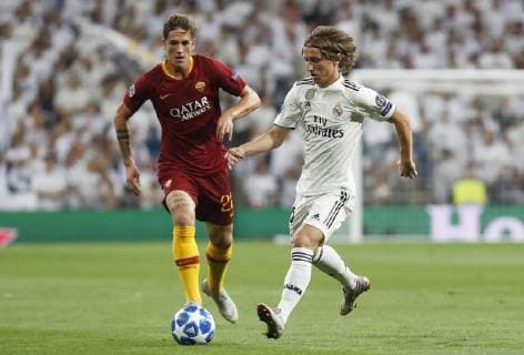 Partido de Liga de Campeones entre el Real Madrid y la Roma en el Bernabéu. En la imagen, Modric. Champions League match between Real Madrid and Roma. In this picture, Modric. 