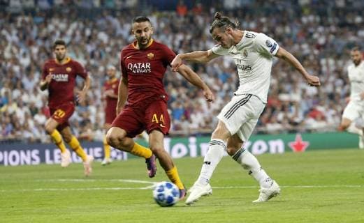 Partido de Liga de Campeones entre el Real Madrid y la Roma en el Bernabeu. En la imagen, Bale logra su gol. Champions League match between Real Madrid and Roma. In this picture, Bale scores his goal. 