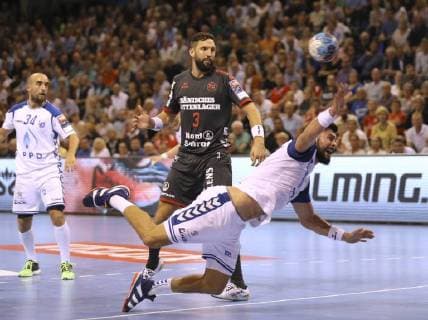 Foto : Torwurf Tin Kontrec gegen Tobias Karlsson ( Flensburg ) Handball Herren 1. Bundesliga am Mi. 19.09.2018 Flensburg - HC Zagreb