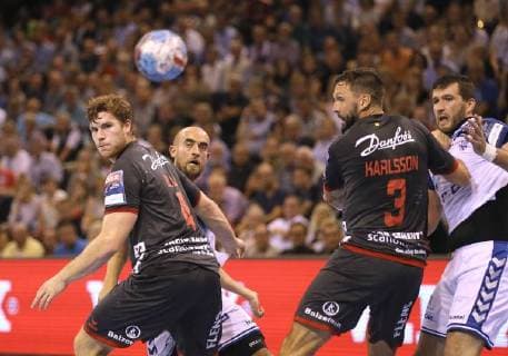 Foto : Johannes Golla ( Flensburg ) gegen Arber Qerimi , rechts staunen Karlsson und Buric Handball Herren Championsleague am Mi. 19.09.2018 Flensburg - HC Zagreb