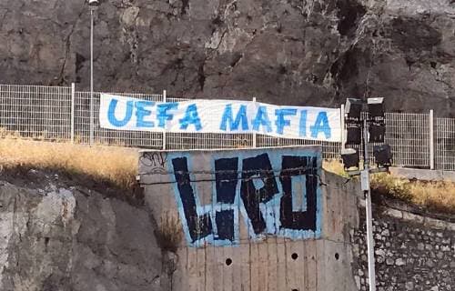 20.09.2018, xjhx, Fussball UEFA Europa League, Olympique Marseille - Eintracht Frankfurt emspor, v.l. Anti Uefa Plakate in der Stadt am hafen (DFL DFB REGULATIONS PROHIBIT ANY USE OF PHOTOGRAPHS as IMAGE SEQUENCES and or QUASI-VIDEO) Marseille