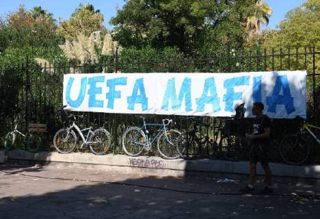 20.09.2018, xjhx, Fussball UEFA Europa League, Olympique Marseille - Eintracht Frankfurt emspor, v.l. Anti UEFA Plakat (DFL DFB REGULATIONS PROHIBIT ANY USE OF PHOTOGRAPHS as IMAGE SEQUENCES and or QUASI-VIDEO) Marseille