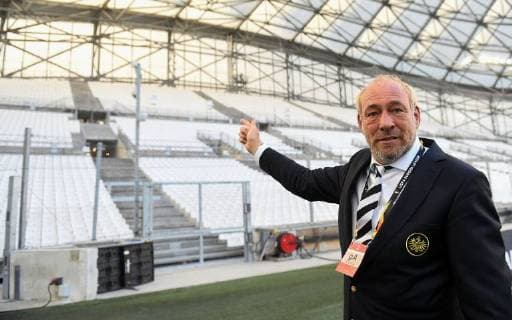 Sport Bilder des Tages 20.09.2018, xjhx, Fussball UEFA Europa League, Olympique Marseille - Eintracht Frankfurt emspor, v.l. Praesident Peter Fischer (Eintracht Frankfurt) zeigt auf den leeren Eintracht Block (DFL DFB REGULATIONS PROHIBIT ANY USE OF PHOTOGRAPHS as IMAGE SEQUENCES and or QUASI-VIDEO) Marseille