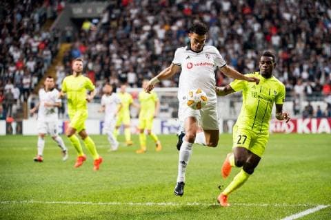 Fußball, EL, Besiktas - Sarpsborg 08 180920 Pepe of Besiktas and Rashad Muhammed of Sarpsborg 08 during the Europa League match between Besiktas and Sarpsborg 08 on September 20, 2018 in Istanbul. Photo: Fredrik Varfjell BILDBYRAN kod FV 150142 Copyright: FREDRIKxVARFJELL BB180920FV022
