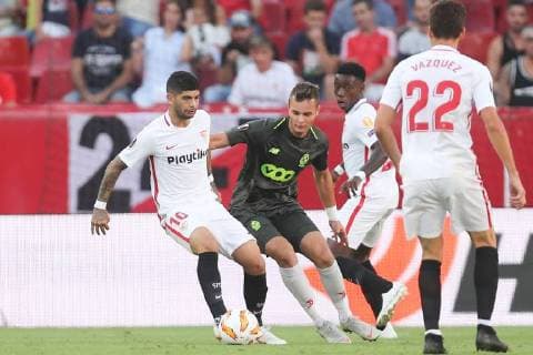Fußball, EL, FC Sevilla - Standard Lüttich Sevilla s midfielder Ever Banega and Standard s Zinho Vaneusden fight for the ball during a match between Belgian soccer team Standard de Liege and Spanish club Sevilla FC, Thursday 20 September 2018 in Sevilla, Spain, on day one of the UEFA Europa League group stage. BRUNOxFAHY  x05430080x