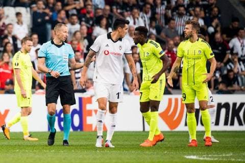 Fußball, EL, Besiktas - Sarpsborg 08 180920 Rashad Muhammed and Patrick Mortensen of Sarpsborg 08 argue with referee Tamas Bognar during the Europa League match between Besiktas and Sarpsborg 08 on September 20, 2018 in Istanbul. Photo: Fredrik Varfjell BILDBYRAN kod FV 150142 Copyright: FREDRIKxVARFJELL BB180920FV026