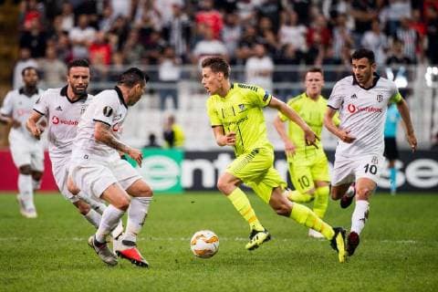 Fußball, EL, Besiktas - Sarpsborg 08 180920 Gary Alexis Medel Soto of Besiktas and Kristoffer Zachariassen of Sarpsborg 08 during the Europa League match between Besiktas and Sarpsborg 08 on September 20, 2018 in Istanbul. Photo: Fredrik Varfjell BILDBYRAN kod FV 150142 Copyright: FREDRIKxVARFJELL BB180920FV034