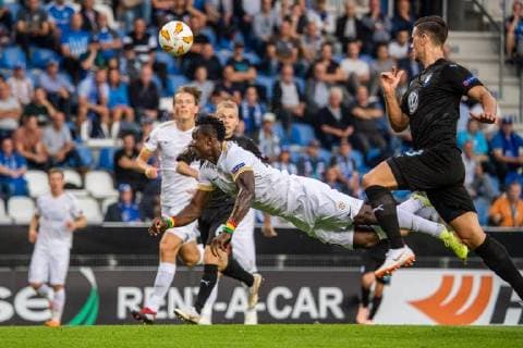 Fußball, EL, KRC Genk - Malmö FF 180920 Joseph Aidoo of Genk and Marcus Antonsson of Malmö FF during the Europa League group stage match between Genk and Malmö FF on September 20, 2018 in Genk. Photo: Ludvig Thunman BILDBYRAN kod LT 35538 Copyright: LUDVIGxTHUNMAN BB180920LT027