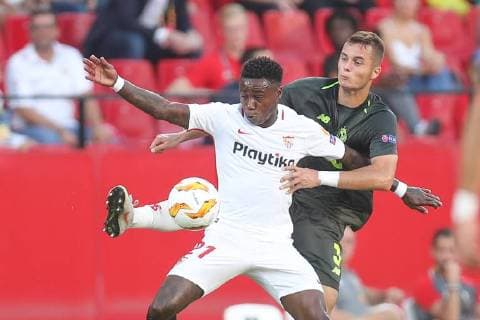 Fußball, EL, FC Sevilla - Standard Lüttich Sevilla s forward Quincy Promes and Standard s Zinho Vaneusden fight for the ball during a match between Belgian soccer team Standard de Liege and Spanish club Sevilla FC, Thursday 20 September 2018 in Sevilla, Spain, on day one of the UEFA Europa League group stage. BRUNOxFAHY  x05430101x