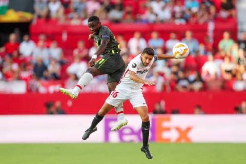 Fußball, EL, FC Sevilla - Standard Lüttich Standard s Collins Fai and Sevilla s captain Jesus Navas fight for the ball during a match between Belgian soccer team Standard de Liege and Spanish club Sevilla FC, Thursday 20 September 2018 in Sevilla, Spain, on day one of the UEFA Europa League group stage. BRUNOxFAHY  x05430108x
