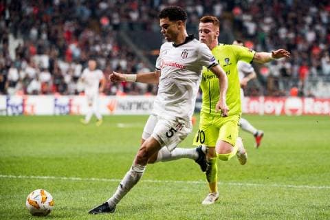Fußball, EL, Besiktas - Sarpsborg 08 180920 Pepe of Besiktas and Tobias Heintz of Sarpsborg 08 during the Europa League match between Besiktas and Sarpsborg 08 on September 20, 2018 in Istanbul. Photo: Fredrik Varfjell BILDBYRAN kod FV 150142 Copyright: FREDRIKxVARFJELL BB180920FV041